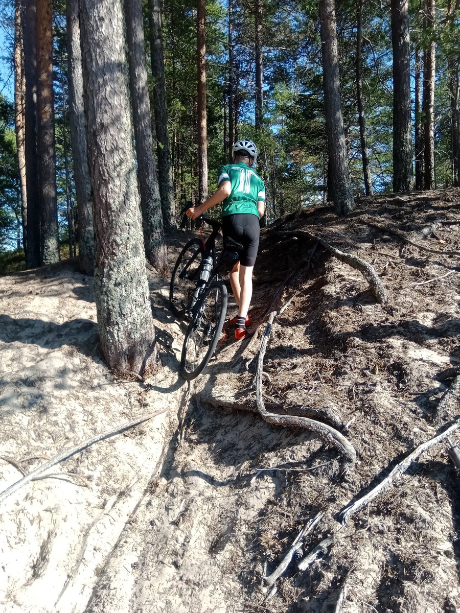 Hailuodon hiekkakankaita tutkimassa tänään. Reiluna vanhempana tuli juuri vaihdettua pojan graveliin maantierenkaat, jotta pääsee siirtymät helpommin. 😆