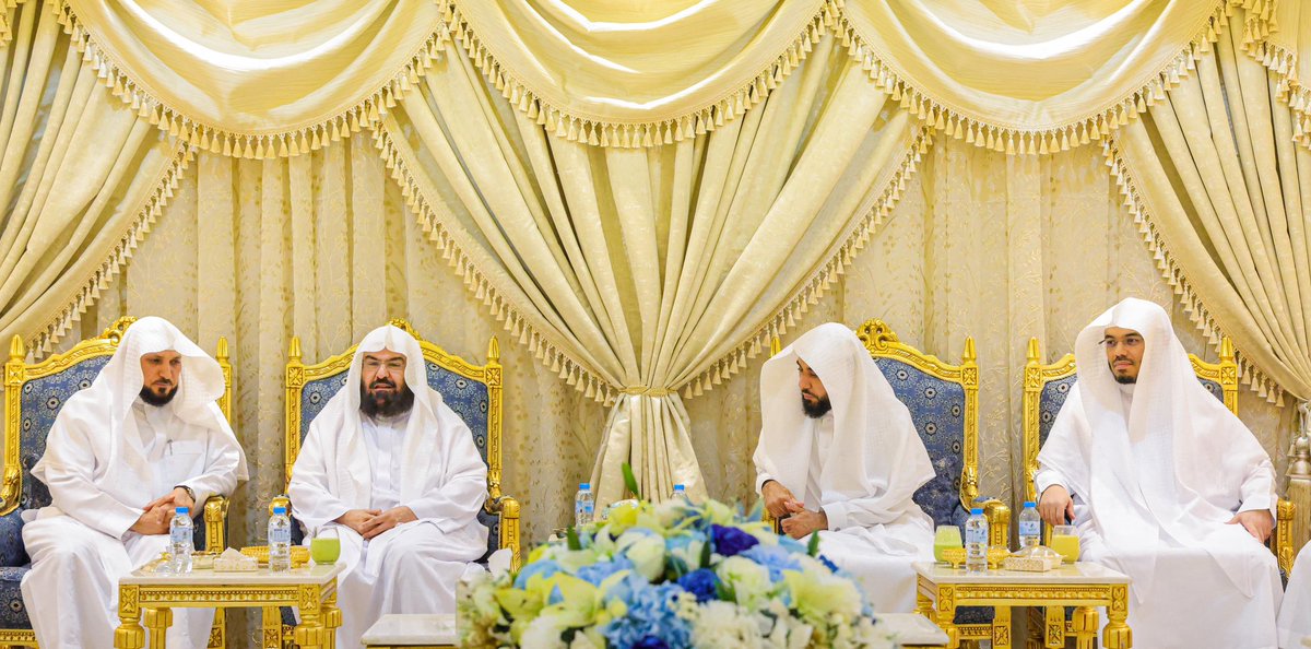 معالي الشيخ أ.د #عبدالرحمن_السديس وعددًا من أئمة وخطباء #المسجد_الحرام يزورون الشيخ د #ماهر_المعيقلي للاطمئنان على صحته