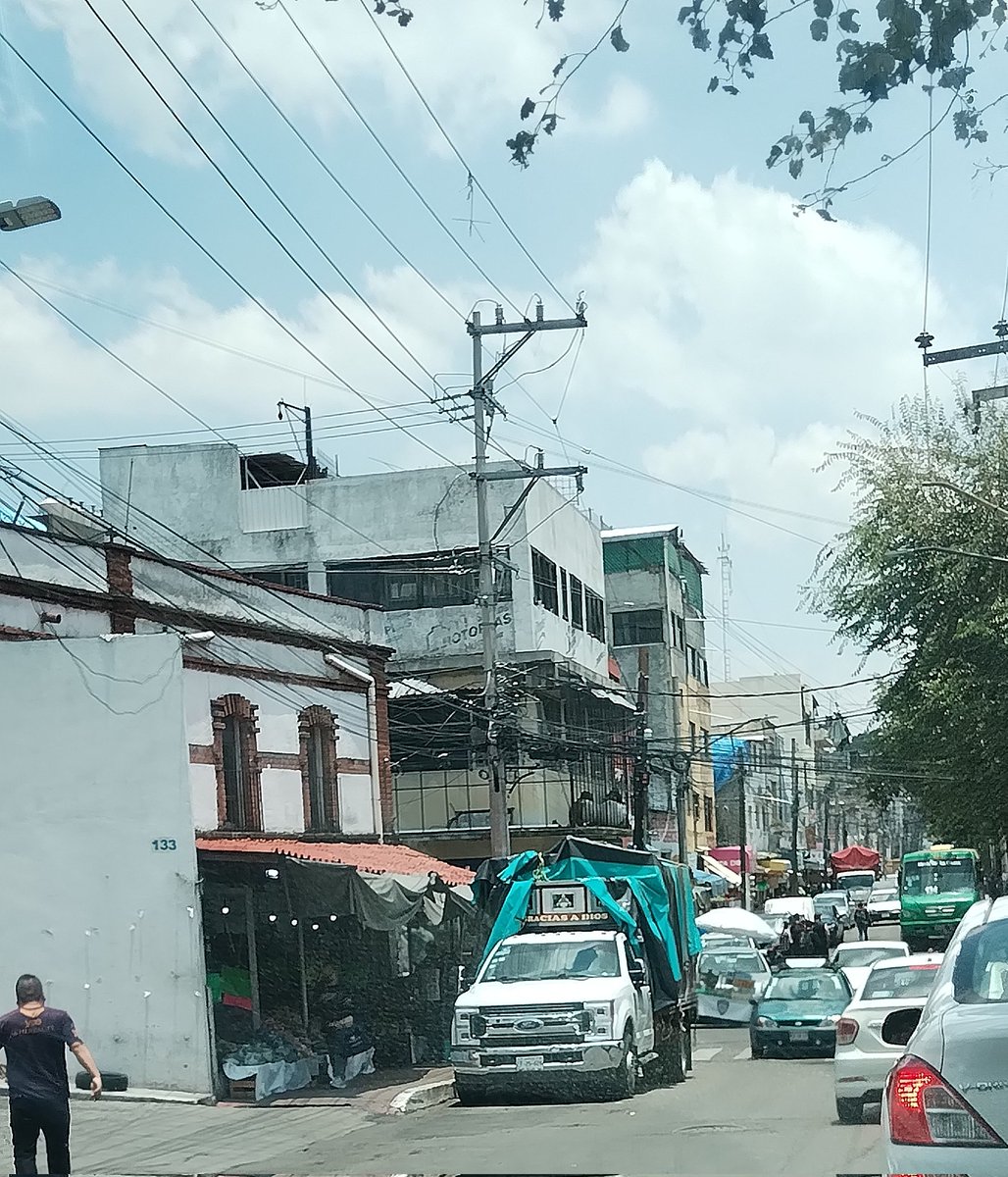 No importa la hora, ni el día, siempre estarán estorbando los de ese comercio, ya sea con cajas, camioneta o etc.
@AlcCuajimalpa <a href="/CuajimalpaGob/">Dirección de Gobierno Alcaldía Cuajimalpa</a> <a href="/AdrianRubalcava/">Adrián Rubalcava</a> siempre estorban, hasta la banqueta!