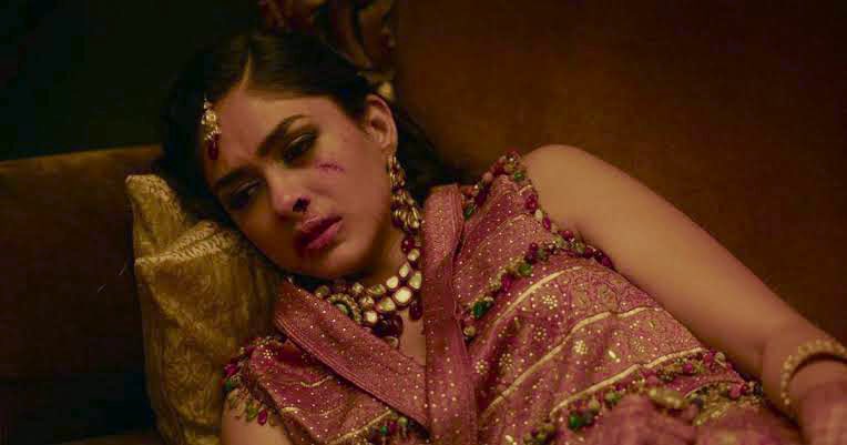 Cinema_With_PRD's tweet photo. Wow! @mrunal0801 absolutely blew me away with her outstanding performance in #MadeInHeaven2🎬

She is mesmerizing with her natural acting and totally nailed each &amp; every scene she featured in🔥

Highly recommend watching EP2. of #MIH2 ft. #mrunalthakur ❤️🥹 https://t.co/88lMI7PUms