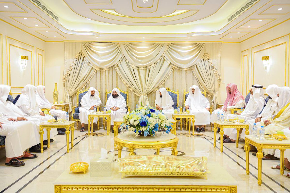 HaramainInfo's tweet photo. Imaams and officials of Masjid Al Haram visited Sheikh Maher Al Muayqali at his residence this evening https://t.co/a3hYKsndNu