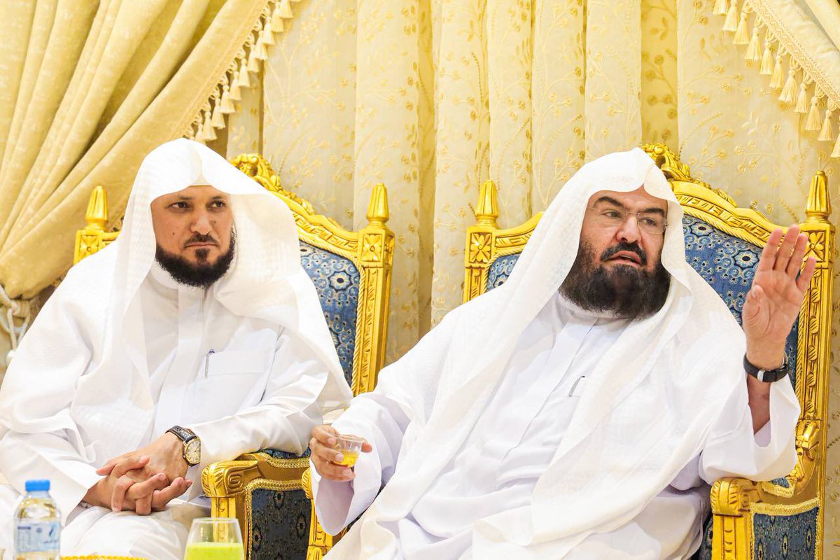 HaramainInfo's tweet photo. Imaams and officials of Masjid Al Haram visited Sheikh Maher Al Muayqali at his residence this evening https://t.co/a3hYKsndNu