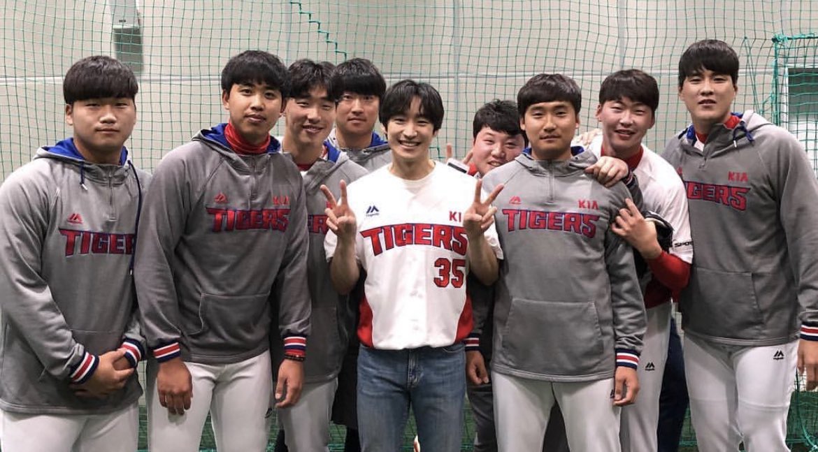 3OOO27_'s tweet photo. 기아타이거즈 단체 벌칙 https://t.co/0igkcJRt1k