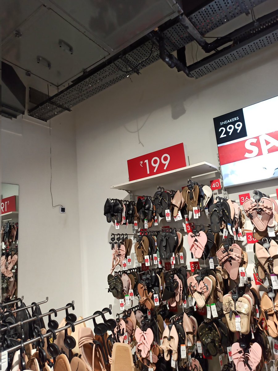 Pathetic condition of Zudio outlet in Metro Junction Mall, Kalyan.