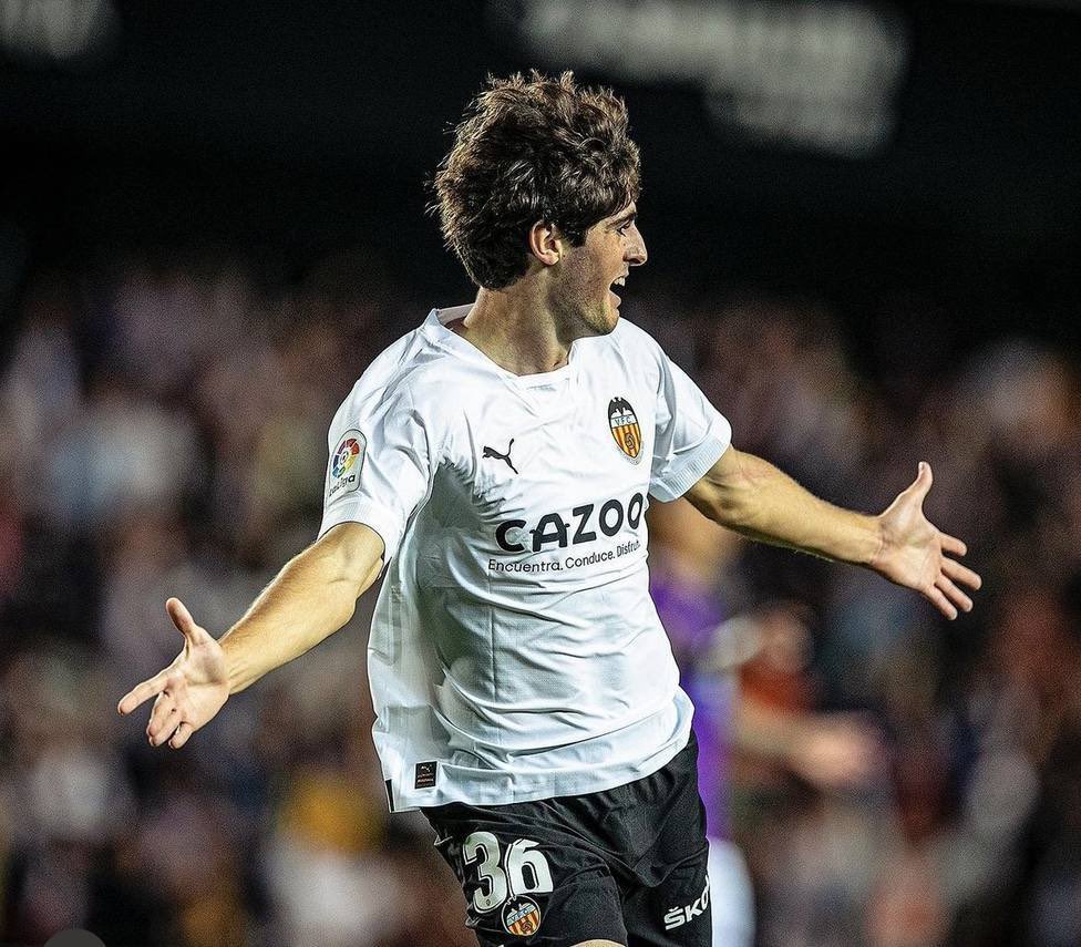 miabwlyd's tweet photo. Valencia's last four league wins have been thanks to Mestalla goals.
 2-1 against Valladolid with a goal by Xavi Guerra
 2-1 against Celta Vigo with the goal of Alberto Mari
 1-0 against Real Madrid with a goal from Diego Lopez
 2-1 against Sevilla, with a goal by Javi Guerra
🧡 https://t.co/f6AjURgUz5