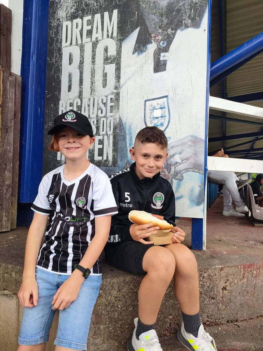 Good afternoon in Leeds watching the Badgers, decent 4-0 win and some great company on the bus. #UTB