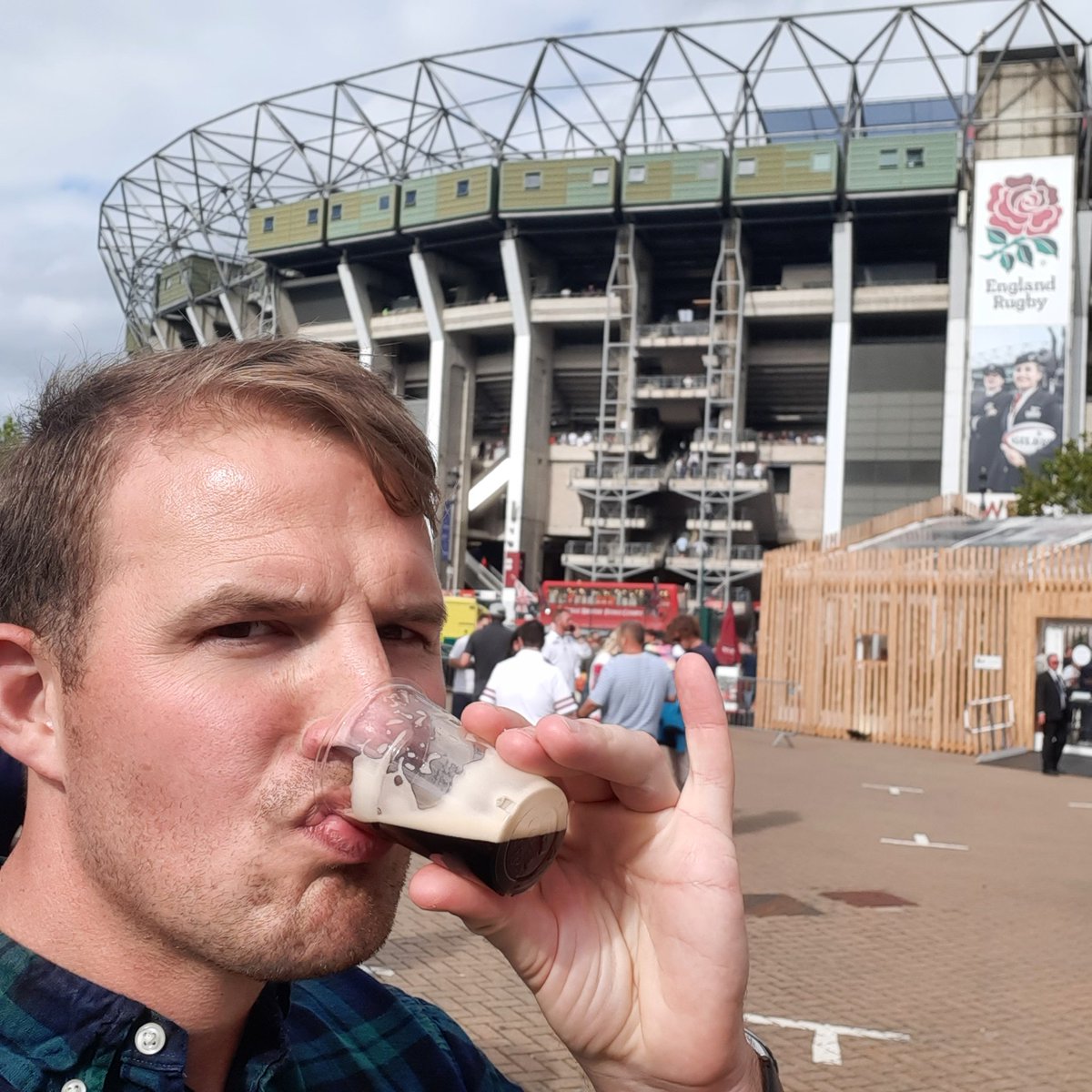 1chriscrawford's tweet photo. Guinness makes you grow big and strong, just look how small my pint looks #matchdayguinness https://t.co/lAssVFyOpw