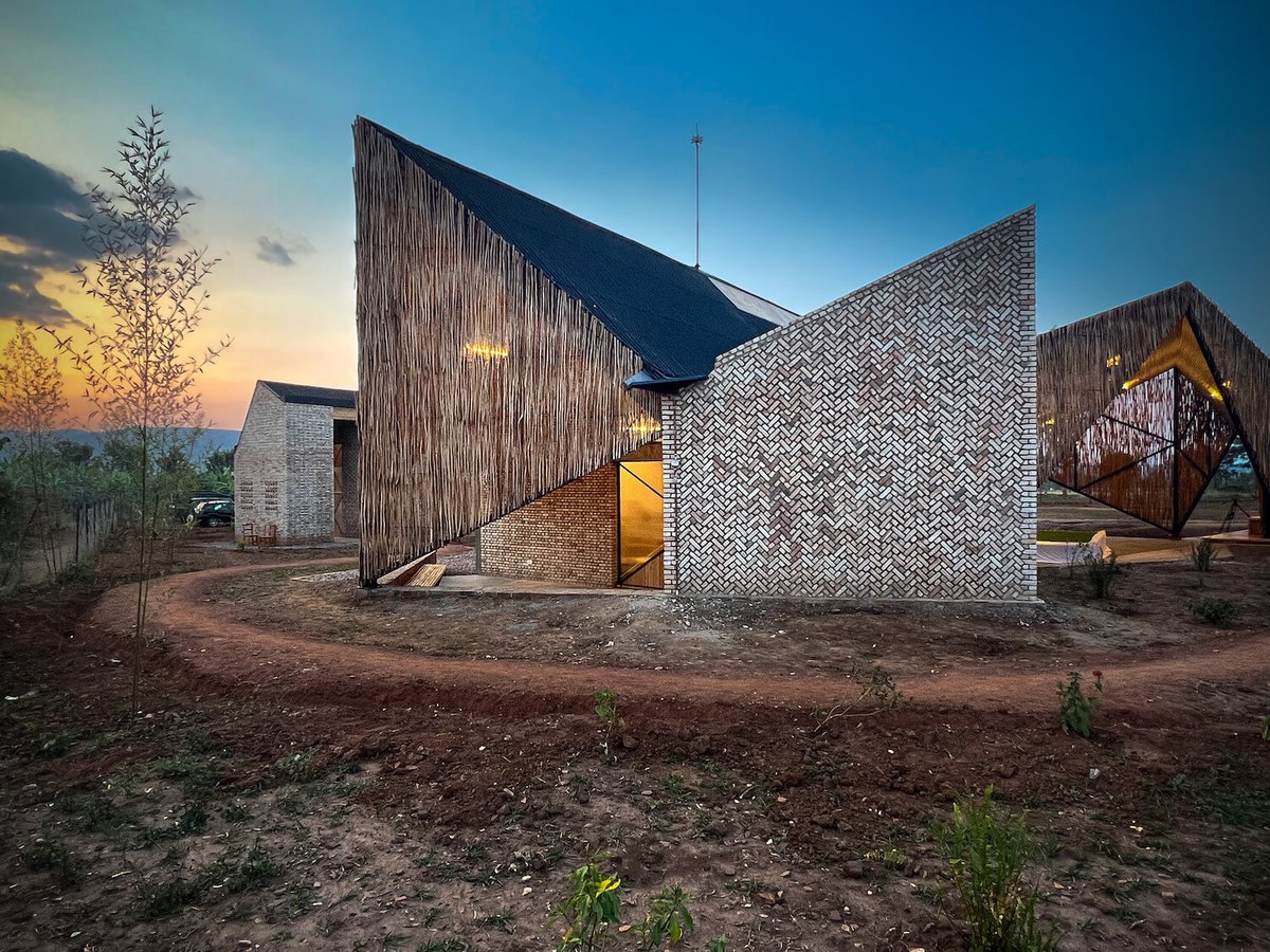 AmazingArchi's tweet photo. Komera Leadership Center, Kayonza, Rwanda by BE_Design
Read more: https://t.co/9Y2nv8sSIq
Photography: Bruce Engel

#africa
#rwanda

#architect
#architecture
#amazingarchitecture https://t.co/F1OycRlV8U