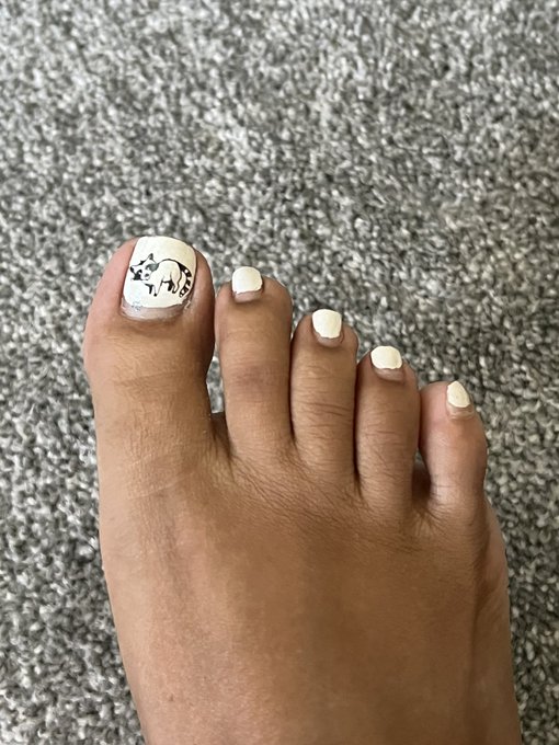 Ok don&rsquo;t judge my crusty toes&hellip; I&rsquo;m practicing on them before I get a new pedi! Look at my little trash