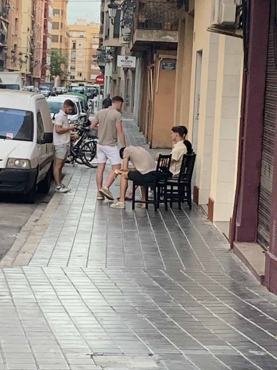 Situaciones así son las que nos esperan. La turistificación conlleva consecuencias y son estas:
-Grupo de turistas borrachos frente a su piso turístico, bebiendo e increpando a los vecinos de #Patraix. ¿Este es el turismo que queremos?
C/Carcaixent, <a href="/policialocalvlc/">PoliciaLocalValència</a>