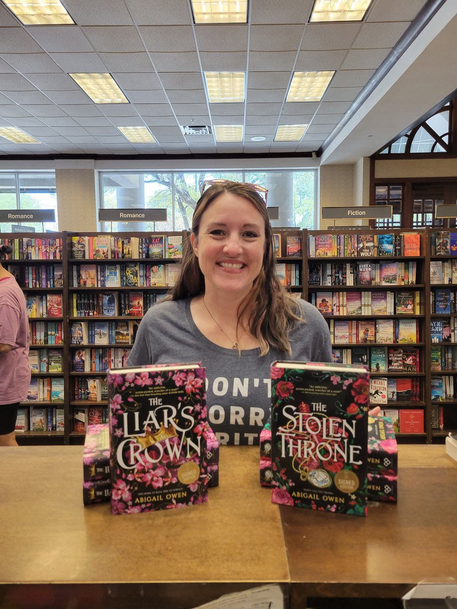 AOwenBooks's tweet image. Signed copies of The Liar's Crown and The Stolen Throne are at @BNArboretum in Austin TX right now!

Getting to see my books in store and sign them is a thrill every time. 😀 

#barnesandnoble #bnarboretum #signedbooks #yafantasy #nafantasy #romantacy