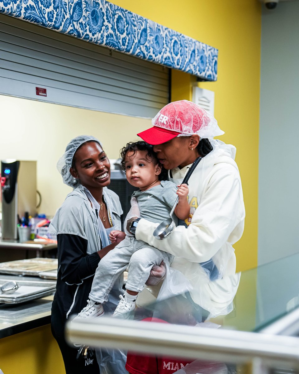 Indiana Fever (@indianafever) on Twitter photo spending time in the community. ❤️
Emma Cannon & her family served dinner and played basketball with residents at the <a href="/WheelerMission/">Wheeler Mission</a> Center for Women & Children. spending time in the community. ❤️
Emma Cannon & her family served dinner and played basketball with residents at the <a href="/WheelerMission/">Wheeler Mission</a> Center for Women & Children.