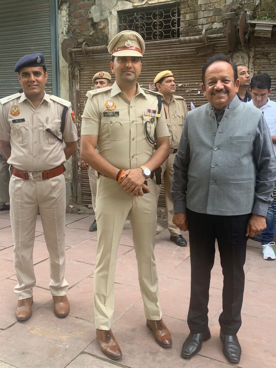 drharshvardhan's tweet photo. आज दिल्ली के उपराज्यपाल श्री @LtGovDelhi जी के दौरे के दौरान डीसीपी सेंट्रल श्री @SanjaySainIPS जी से मुलाकात कर उनकी आपराधिक मामलों में इन्वेस्टिगेशन एवं दिल्ली दंगों के दौरान गहन जांच की निपुणता के लिए केंद्रीय गृह मंत्री की तरफ से दिए जाने वाले प्रतिष्ठित 'मेडल फॉर एक्सीलेंस इन इन्वेस्टिगेशन' के लिए अपनी मंगलकामनाएं प्रेषित की।
आप जैसे निर्भीक अफसरों के कारण ही दिल्ली में न्याय का परचम बुलंद होने के साथ-साथ लोगों के भीतर न्याय के प्रति आस्था और मजबूत रहती है।

@AmitShah @AmitShahOffice @DelhiPolice