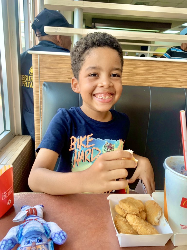 Fernan2bonilla's tweet photo. Junto a mi querido sobrino #AngelDavid celebro el día internacional de la juventud y su regreso de sus vacaciones escolares.
#Familia #Sobrino #DiaInternacionalDeLaJuventud #Vacaciones #FernandoBonilla #Dominicano #fernan2bonilla #RepublicaDominicana https://t.co/kF0H3BFPqm