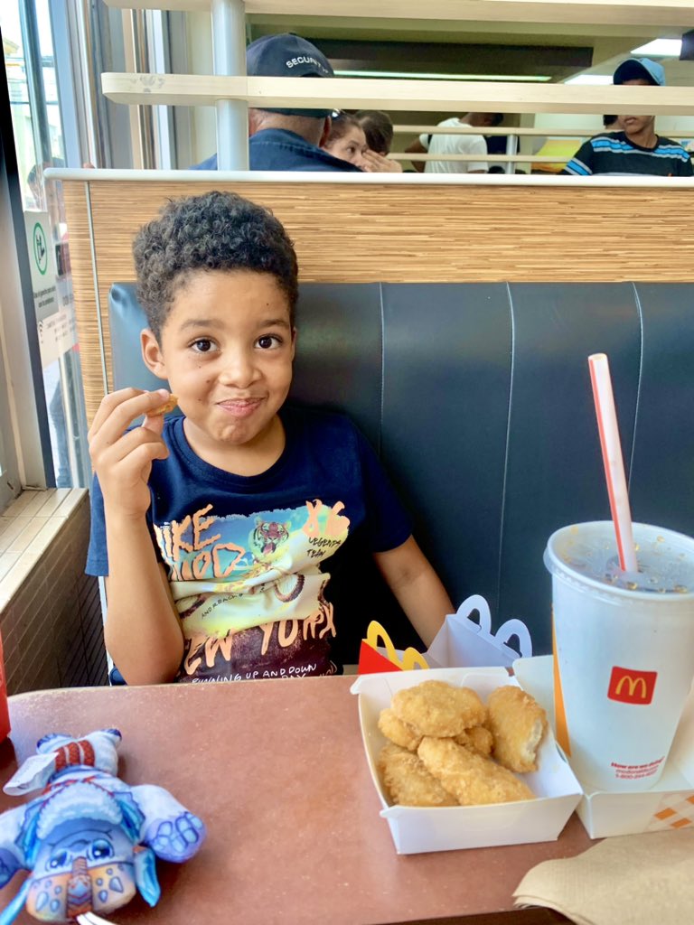 Fernan2bonilla's tweet photo. Junto a mi querido sobrino #AngelDavid celebro el día internacional de la juventud y su regreso de sus vacaciones escolares.
#Familia #Sobrino #DiaInternacionalDeLaJuventud #Vacaciones #FernandoBonilla #Dominicano #fernan2bonilla #RepublicaDominicana https://t.co/kF0H3BFPqm