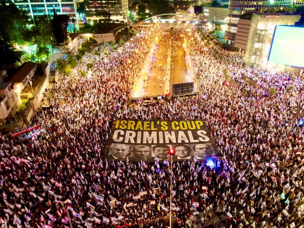 NTarnopolsky's tweet photo. 💥An estimated 115,000 Israelis are protesting, in the dog days of August, on a sauna of a night, with half the country on vacation, for the 32nd week in a row– just on Kaplan Street in downtown Tel Aviv. https://t.co/Qw68Z41r0p