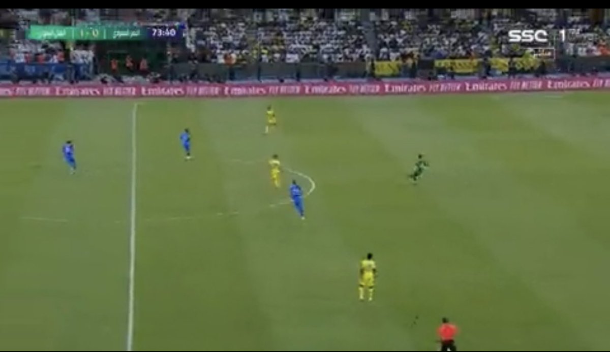 بعشرة لاعبين و العقيدي يلعب محور  
كاسترو جعل الهلال يلعب بـ 10 مدافعين و حارس