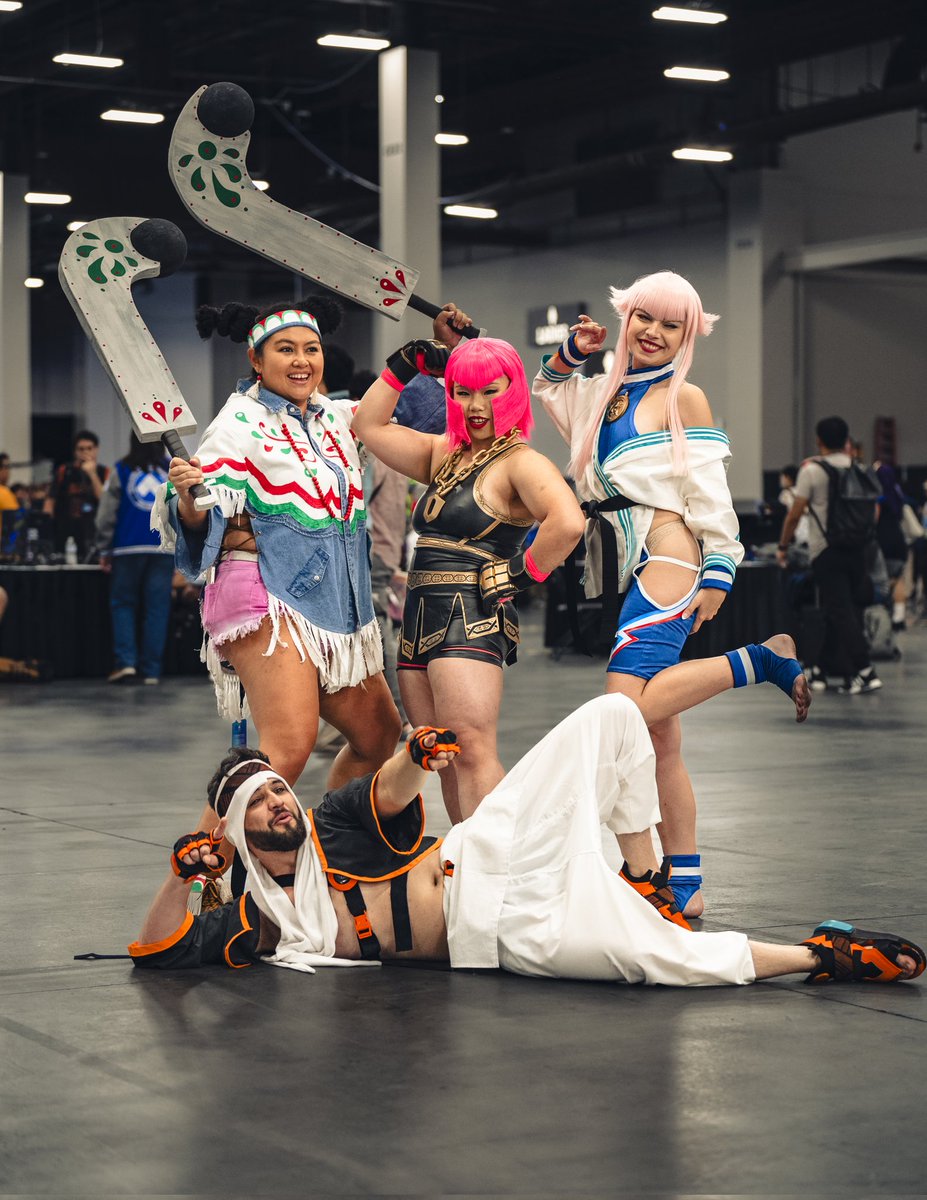 AsukatheGrouch's tweet photo. If anyone knows the cosplayers here please tag them! This person took some SICK pictures of all the cosplays! #Evo2023 #cosplay #StreetFighter6 https://t.co/MNgcXs7GR5