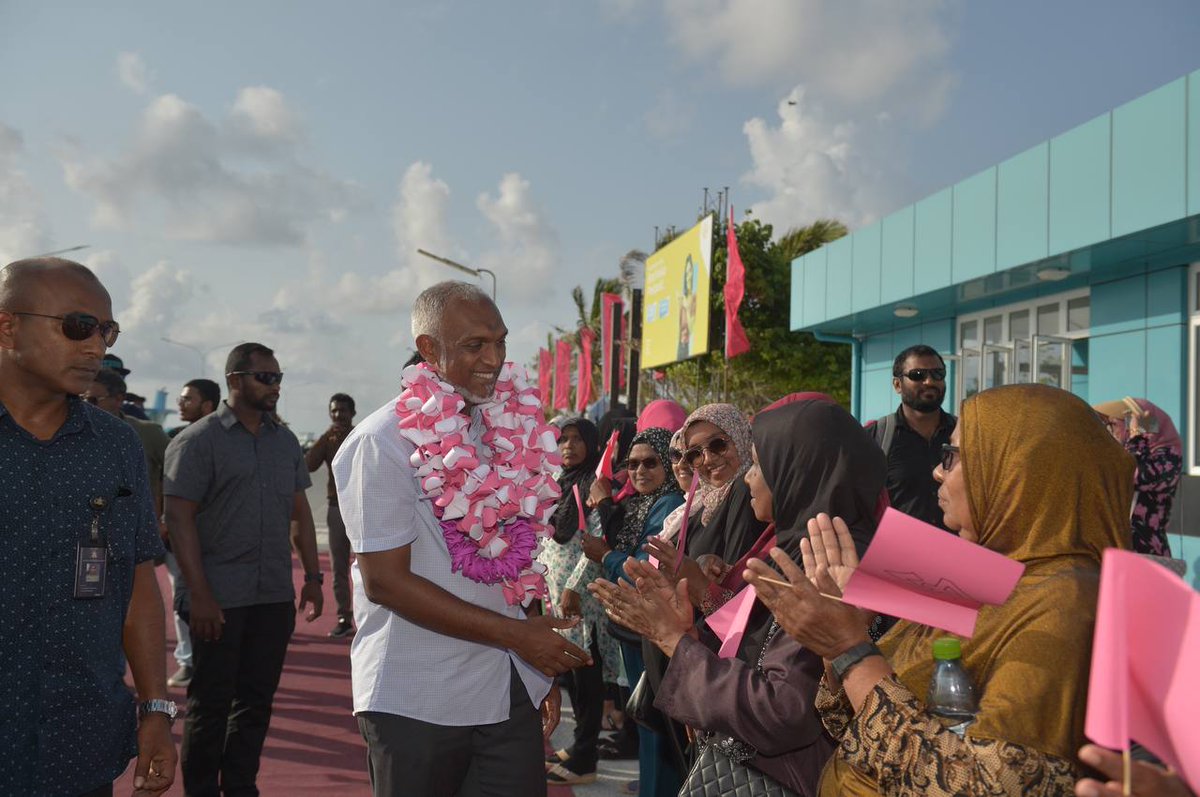 MMuizzu's tweet photo. މިއަދު ކުޅުދުއްފުއްޓަށް ޒިޔާރަތްކުރުމުން ކުޅުދުއްފުށިން ކީ ހޫނު މަރުޙަބާއަށްޓަކަައި ކުޅުދުއްފުއްޓާއި އަތޮޅުގެ އެހެން ރަށްތަކުން ވަޑައިގެންނެވި ހުރިހާ ލޮބުވެތި ރައްޔިތުންނަށް ވަރަށް އިޚްލާސްތެރިކަމާއެކު ޝުކުރު ދަންނަވަން. https://t.co/L0IZufjOfO