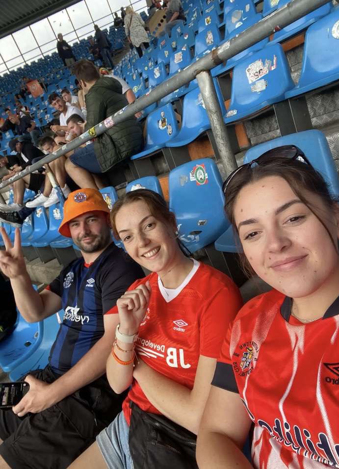 BeccaHarringto3's tweet photo. Bochum last week, premier league this week 🤯🧡💙 

@MikeJFanning @Robkov1 @markcrowther66 @charr327 @FigsterS94 @fincannon5 

#thetownarestayingup 🤞🏻 https://t.co/PJXSMlzhpw