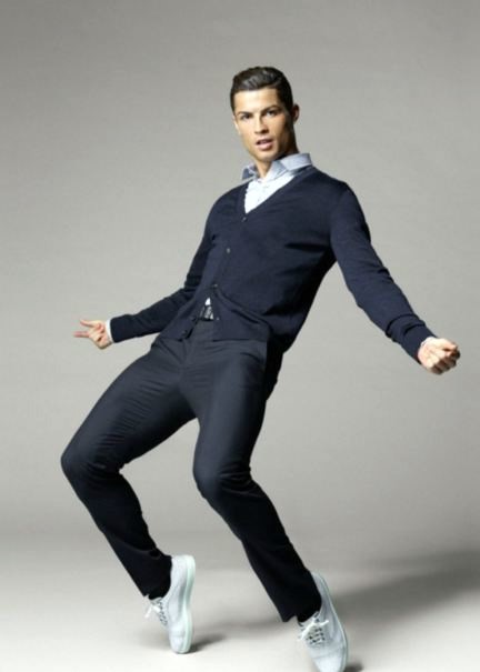 저는 중학생 때 사귀던 오빠가 축구골넣고
이 포즈로 저 쳐다보던게 트라우마가 돼서 바로 헤어쟜어요