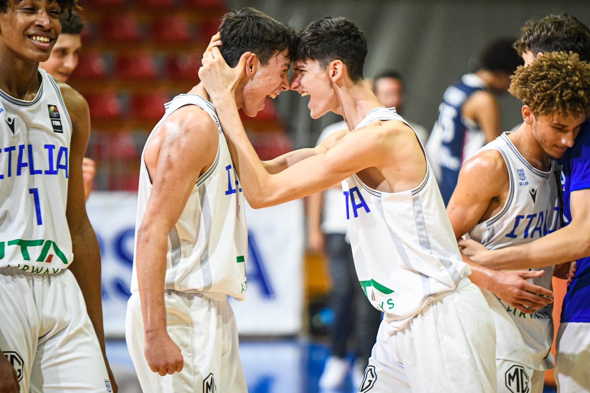 🇮🇹 Gli 𝐀𝐳𝐳𝐮𝐫𝐫𝐢 sono ufficialmente in 𝐅𝐈𝐍𝐀𝐋𝐄 💙

Con il successo sulla Francia 77-63 in Semifinale agli Europei Under 16, i ragazzi di coach Mangone andranno a sfidare, domani sera alle 21:00, la vincente di Spagna-Lituania per il titolo europeo. 

#Italbasket