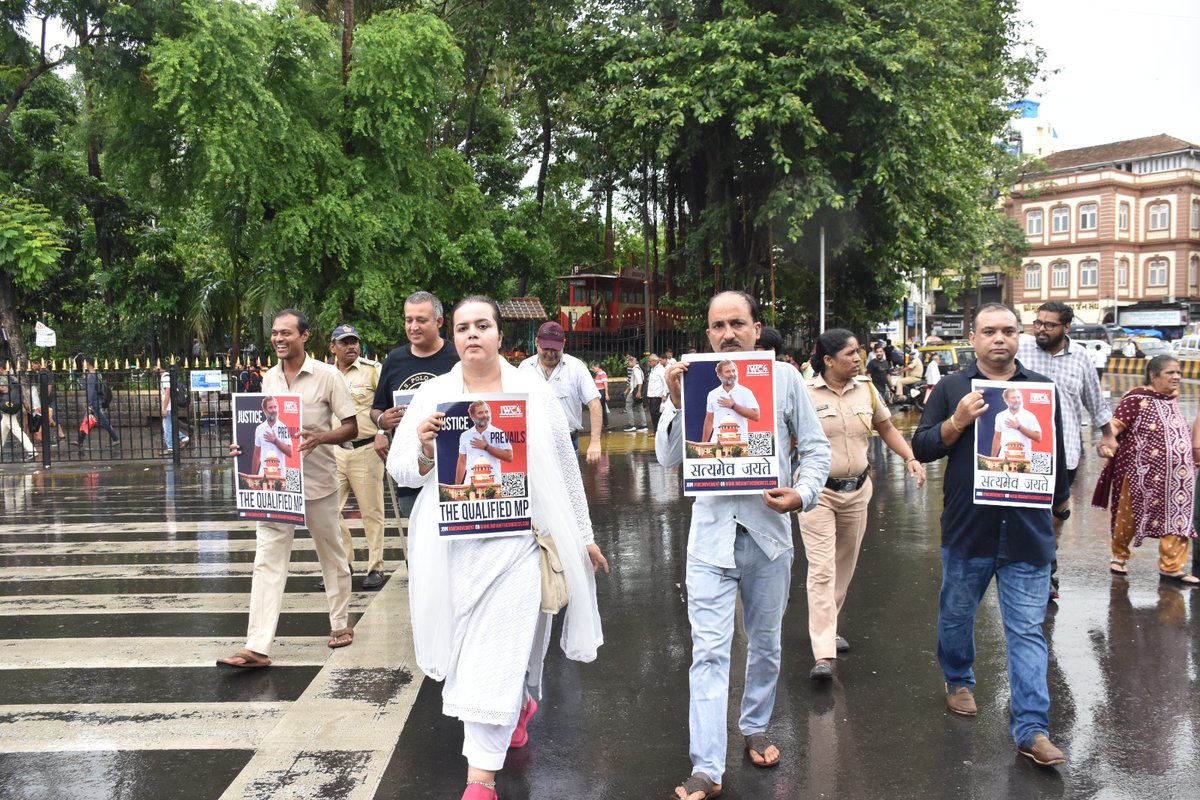 AGBishnoi29's tweet photo. Today IWC Mumbai demonstrated 'Justice Prevails' Campaign outside CST Station, Mumbai to celebrate the reinstatement of @RahulGandhi ji's MP'ship and thanking the Supreme Court.
Join #IWCMovement
#Mumbai
#TheQualifiedMP
#MainBhiRahul https://t.co/eOrCQdhPLE