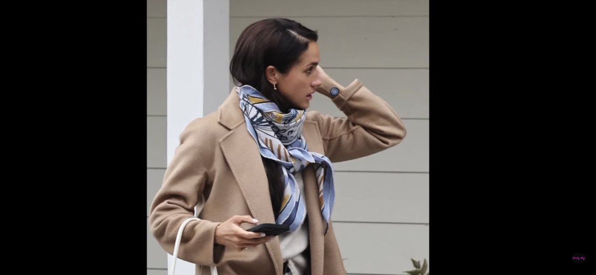 DillyDallyDiane's tweet photo. Either she’s trying to take the spotlight off of #PrinceHarry or it’s a #pityplay or #MeghanMarkIeNoMannersNoClass
Or she’s selling merchandise ?
The sleeve was up to show of her new “nucalm” tag. She’s so stressed 😫
#MeghanMarkleIsAConArtist https://t.co/r9ByhU2fZw