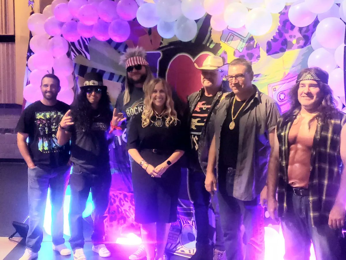 HudgensMolly's tweet image. Thank you @SeminoleISD. We ❤ed sharing our @CMOH_Society @CitizenHonors @TheFirstMedals @MedalofHonorCDP @MohMuseum @SafeSchoolsOrg @dbc_inc #savingsycamore story w/ you at 80s Day convocation! Don't stop believing!#gobesomekidshero #mohstrong #Psalm91 #dbcincbooks #safeandsound