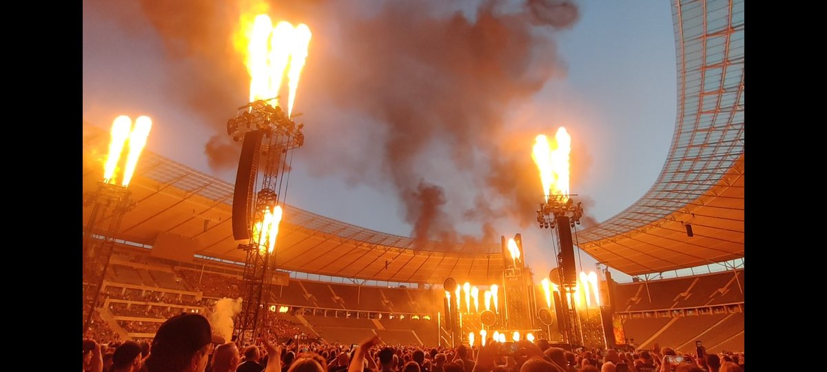 EmilieLoyche's tweet photo. #rammstein https://t.co/RnZrOMP11l
