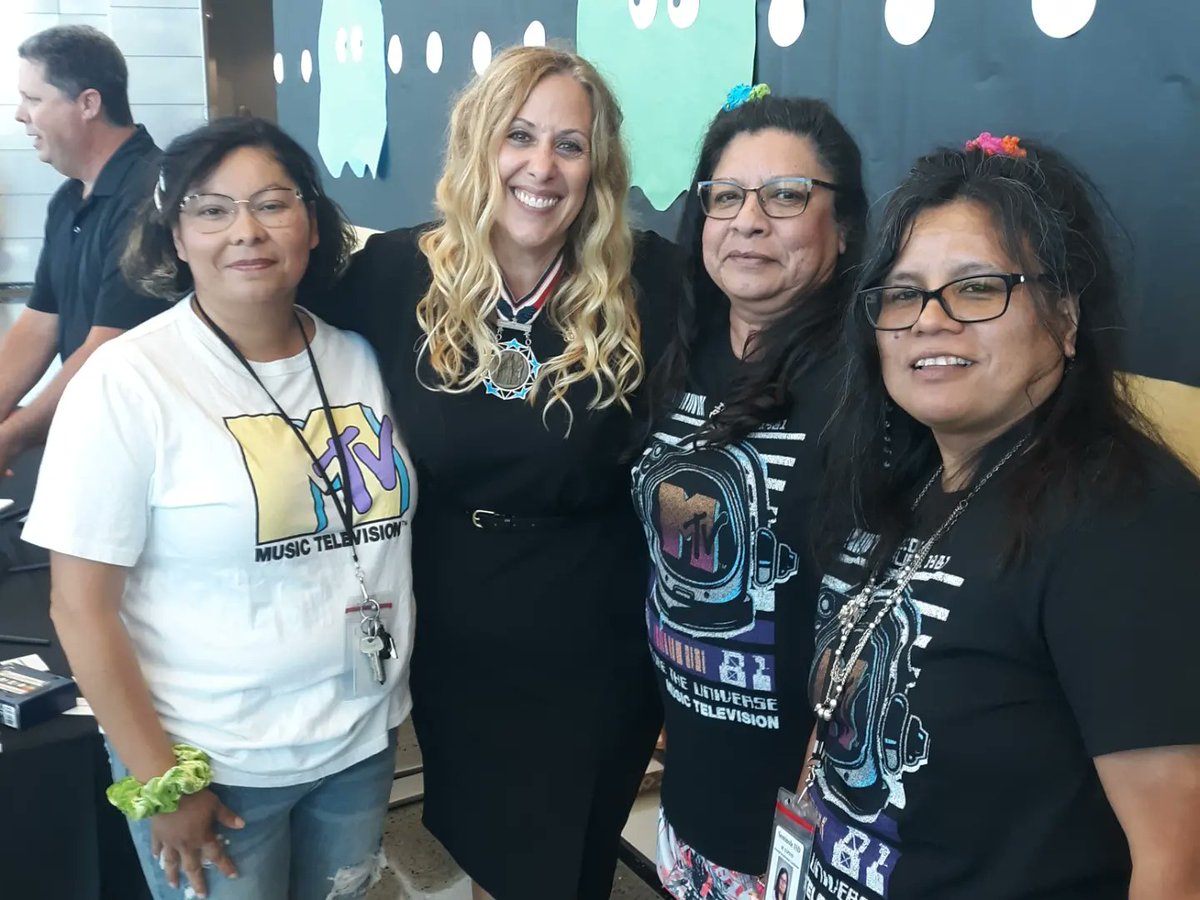 HudgensMolly's tweet image. Thank you @SeminoleISD. We ❤ed sharing our @CMOH_Society @CitizenHonors @TheFirstMedals @MedalofHonorCDP @MohMuseum @SafeSchoolsOrg @dbc_inc #savingsycamore story w/ you at 80s Day convocation! Don't stop believing!#gobesomekidshero #mohstrong #Psalm91 #dbcincbooks #safeandsound