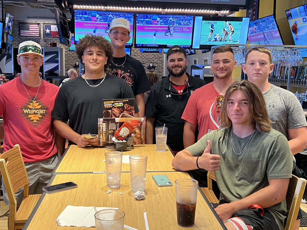 coachmerch's tweet photo. @Huffman_Falcons OL lunch + fantasy 🏈 draft! https://t.co/X3qrlPRVRQ