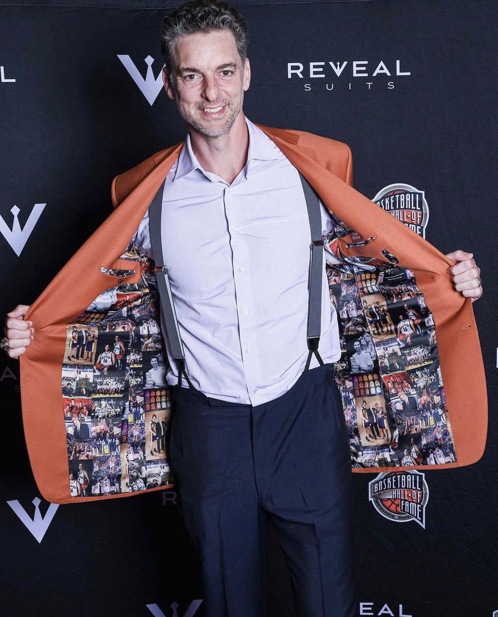 kobehighlight's tweet photo. Pau Gasol’s Hall of Fame jacket with tributes to Kobe Bryant https://t.co/5bDiyoeqCU