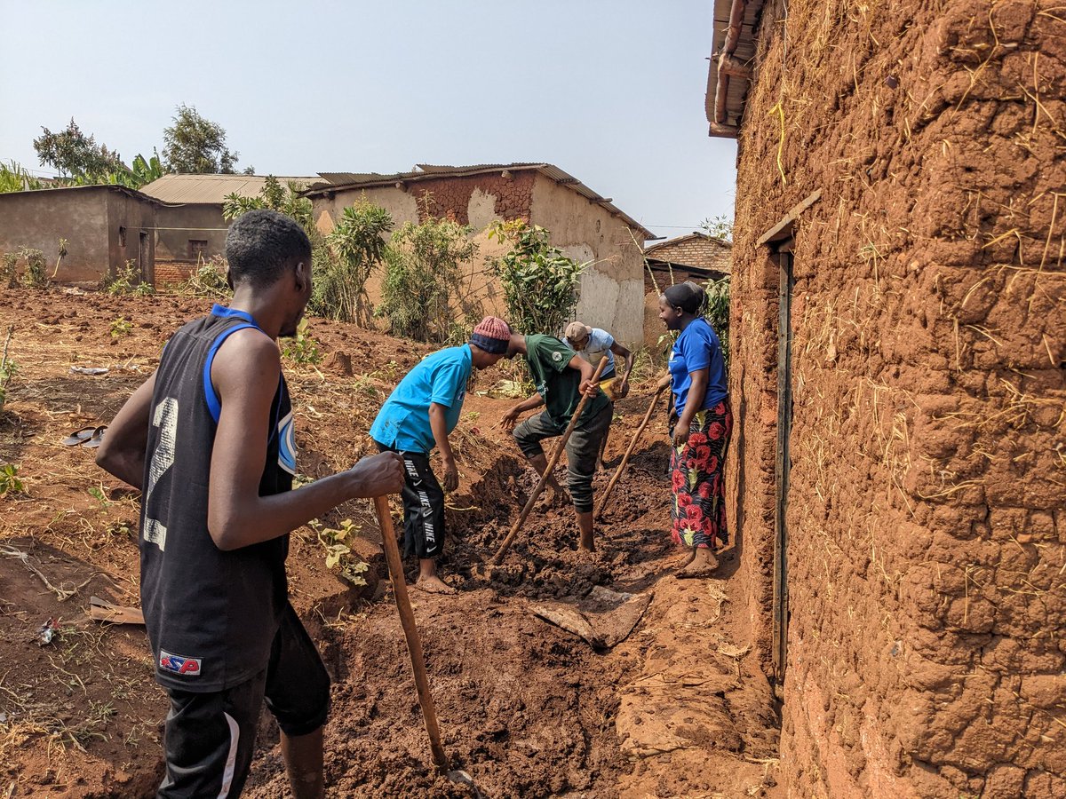 Uyumunsi kubufatanye na <a href="/youthforchrist/">JulieFloyd</a> , twakoze umuganda wo kubakira, gukurungira inzu yumuturage utuye mukarere ka Huye, umurenge wa tumba, byumwihariko Tukaba twari turangajwe imbere numuyobozi wacu <a href="/Habiyaremye_fid/">HABIYAREMYE Fidel 🐅 🇷🇼</a> .