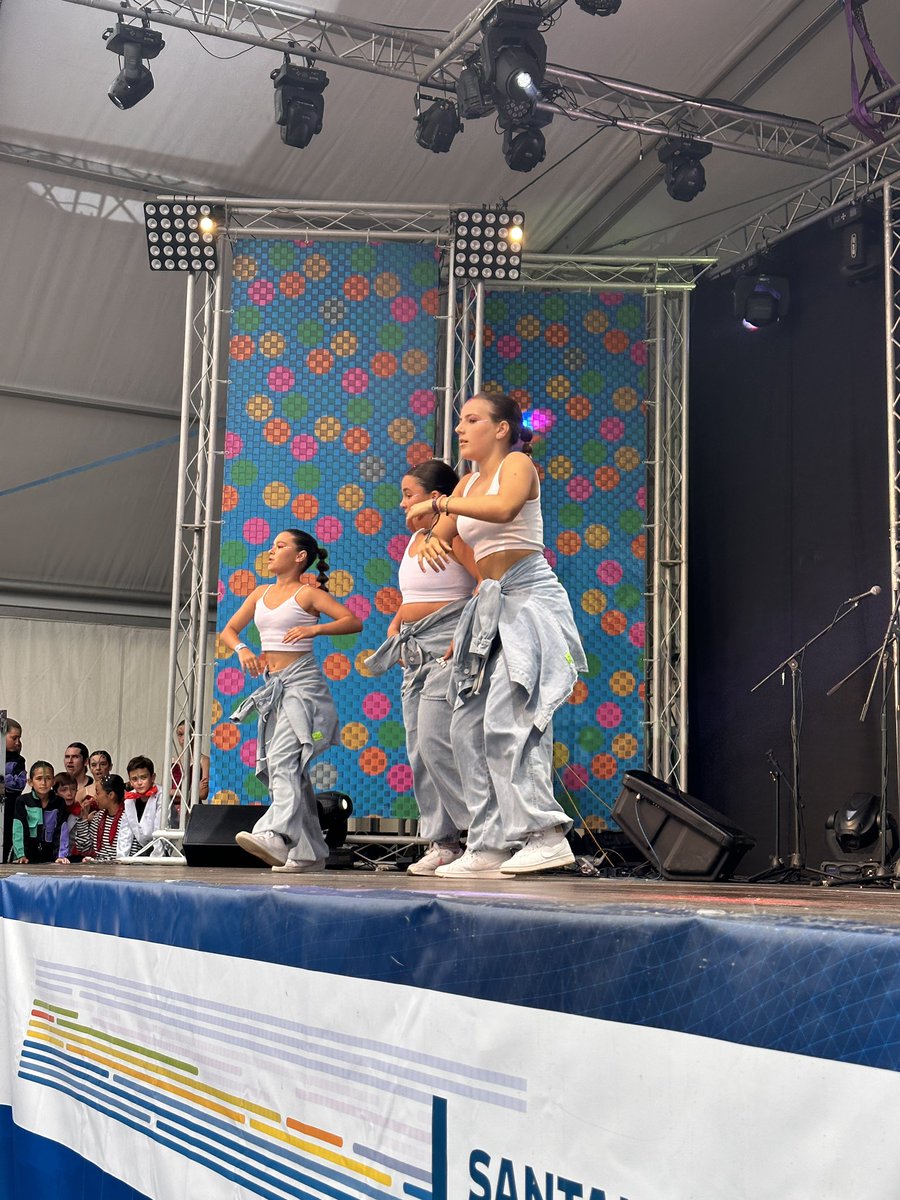 festinaciones's tweet photo. Ambientazo para disfrutar del show de #Andanzas 
——
#queelracismonotecale 
#todossomosvecinosdesantander #festinaciones23 #Santander #cantabria #sardinero #evento #musica #show #gastronomia #festivaldelasnaciones https://t.co/T0t08c8M8T