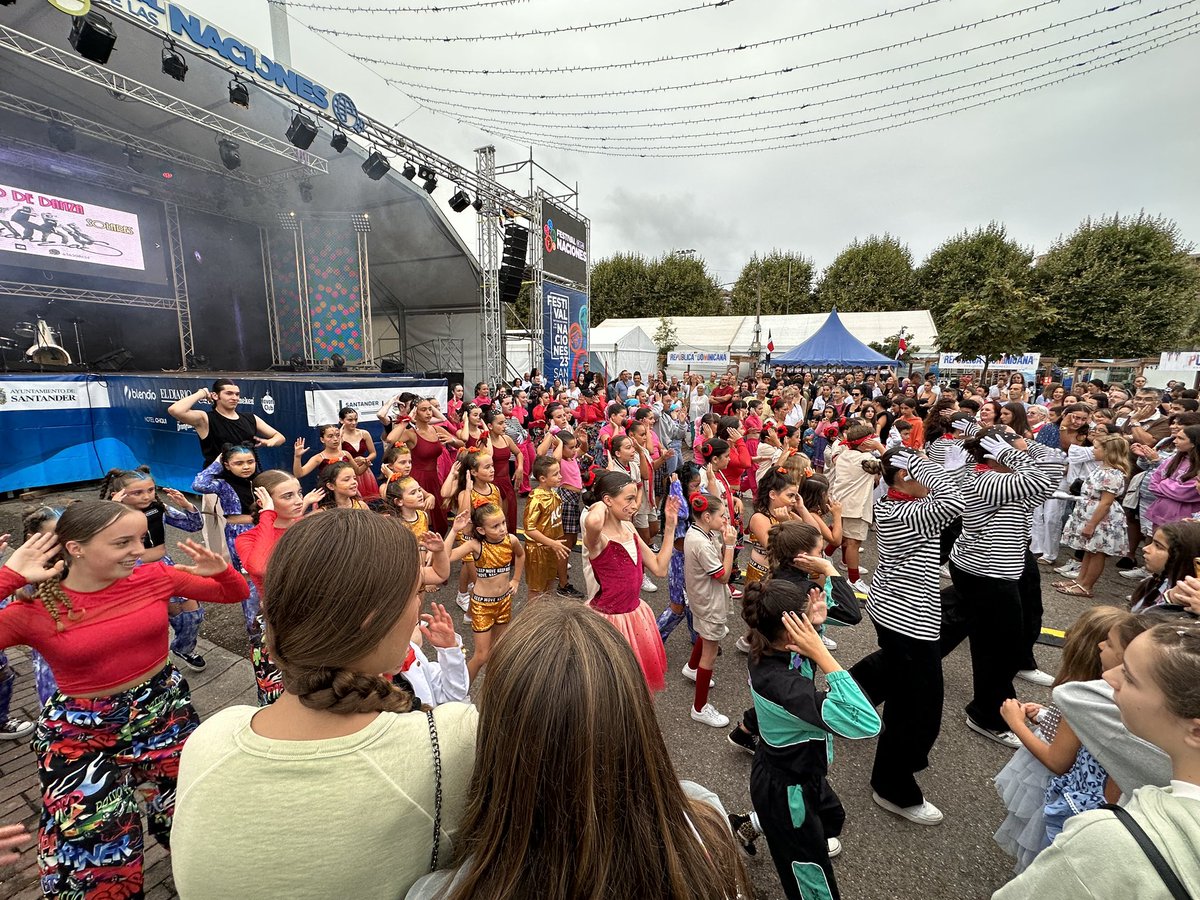 festinaciones's tweet photo. Ambientazo para disfrutar del show de #Andanzas 
——
#queelracismonotecale 
#todossomosvecinosdesantander #festinaciones23 #Santander #cantabria #sardinero #evento #musica #show #gastronomia #festivaldelasnaciones https://t.co/T0t08c8M8T