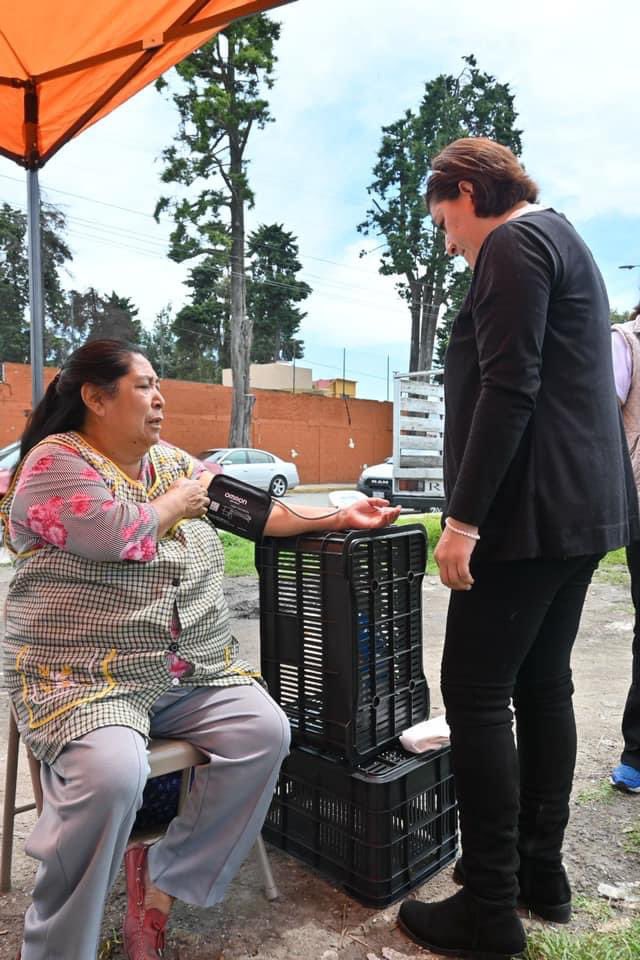 GabyGamboa_S's tweet photo. Continuamos apoyando a más vecinos de Metepec. @LatidoMex 

Con jornadas de donación de ropa, zapatos, medicamentos, árboles, toma de presión, asistencia jurídica y talleres para niños creamos un mejor municipio para todos. https://t.co/ZK8JI0Wipt