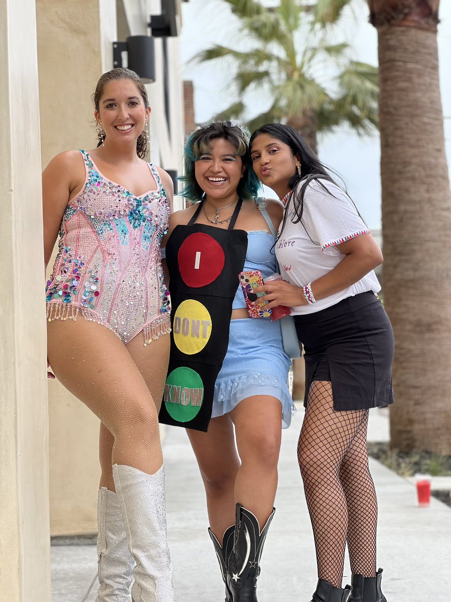 S0ULMATAME's tweet photo. wait I never posted here for night 6 in LA so many ppl would stop me to give a me bracelet for my costume 💖🫶🏽 i had a marvelous time just being a swiftie with other swifties #erastourla #TaylorSwift #dbatc #1989TaylorsVersion @taylorswift13 @taylornation13 https://t.co/JMTFWV78Sv