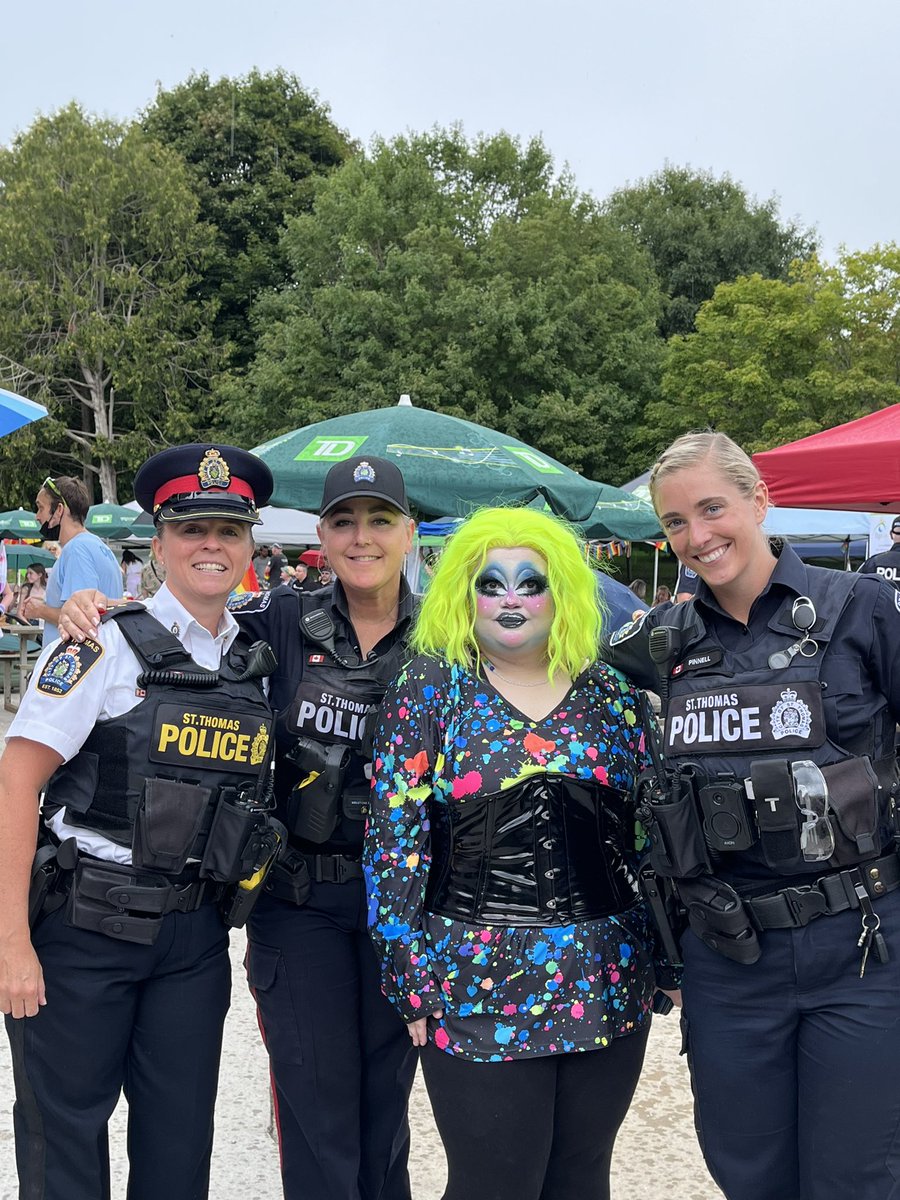STPSmedia's tweet photo. As a part of Elgin/St.Thomas Pride Week celebration the St.Thomas Police Service joined several of our community partners in Pinafore Park for Pride in the Park! 

A great day celebrating all members of our community. https://t.co/oimupzoX3N