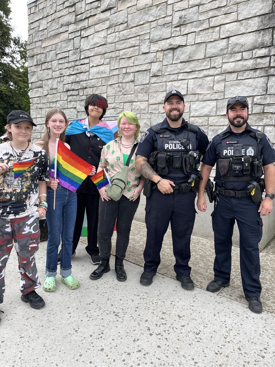 STPSmedia's tweet photo. As a part of Elgin/St.Thomas Pride Week celebration the St.Thomas Police Service joined several of our community partners in Pinafore Park for Pride in the Park! 

A great day celebrating all members of our community. https://t.co/oimupzoX3N