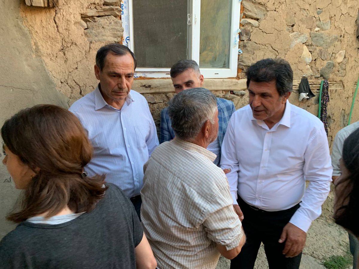 mahmutdindarvan's tweet photo. Halka yönelik kısıtlama ve hukuk dışı saldırıları yerinde gözlemledik. #Tatvan'da hukuk askıya alınmış durumda.Köylü hayvanlarına su dahi veremiyor

Gözaltındakilere eziyet edilmiş, köydeki yurttaşlarsa tehdit ediliyor.

Demokratik kamuoyu yaşam hakkı için tepkisini göstermeli! https://t.co/ZwdHKnwRoT