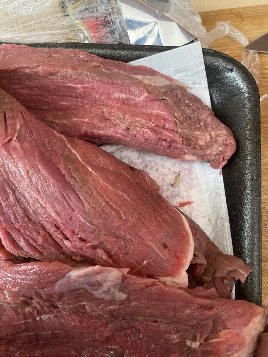adrianasingm's tweet photo. Ayer compramos carne en La Torre, supuestamente “5 estrellas la mejor calidad” era Lomito Premium. Cuando abrimos la bandeja la carne olía horrible y estaba negra en algunos pedazos y cuando quitamos todo el plástico tenía gusanos. Que irresponsabilidad y falta de higiene. https://t.co/ivB7lT3mfp
