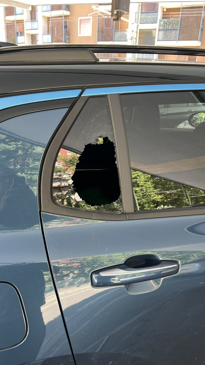 M44255312's tweet photo. @ANWBeuropa  pas op als je met de auto naar Milano gaat. Parkeer jij auto in een beveiligde plek. Zie foto hieronder van mijn auto. Het gebeurt vaak de laatste tijd in Milaan, zegt de politie. https://t.co/tVqVcJ9gLl
