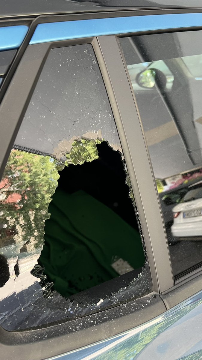 M44255312's tweet photo. @ANWBeuropa  pas op als je met de auto naar Milano gaat. Parkeer jij auto in een beveiligde plek. Zie foto hieronder van mijn auto. Het gebeurt vaak de laatste tijd in Milaan, zegt de politie. https://t.co/tVqVcJ9gLl