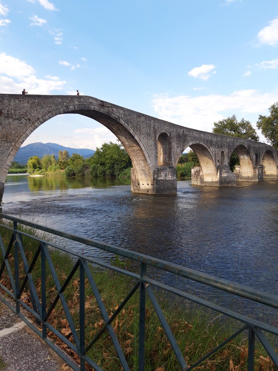 gjergo20's tweet photo. Ura e gurtë e Artës mbi lumin Arathos, Ambrakia, Greqi. https://t.co/RFAq0p2lAD