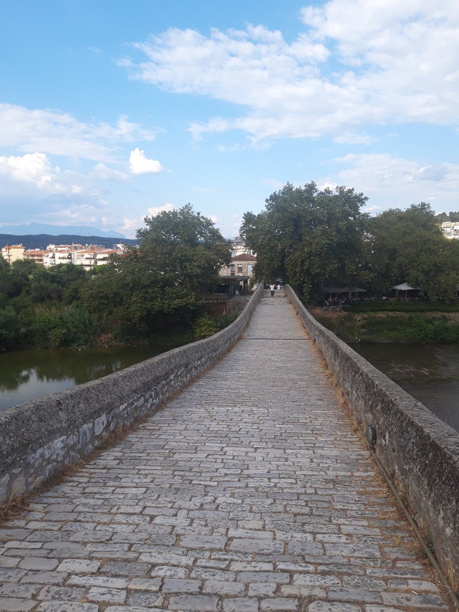 gjergo20's tweet photo. Ura e gurtë e Artës mbi lumin Arathos, Ambrakia, Greqi. https://t.co/RFAq0p2lAD