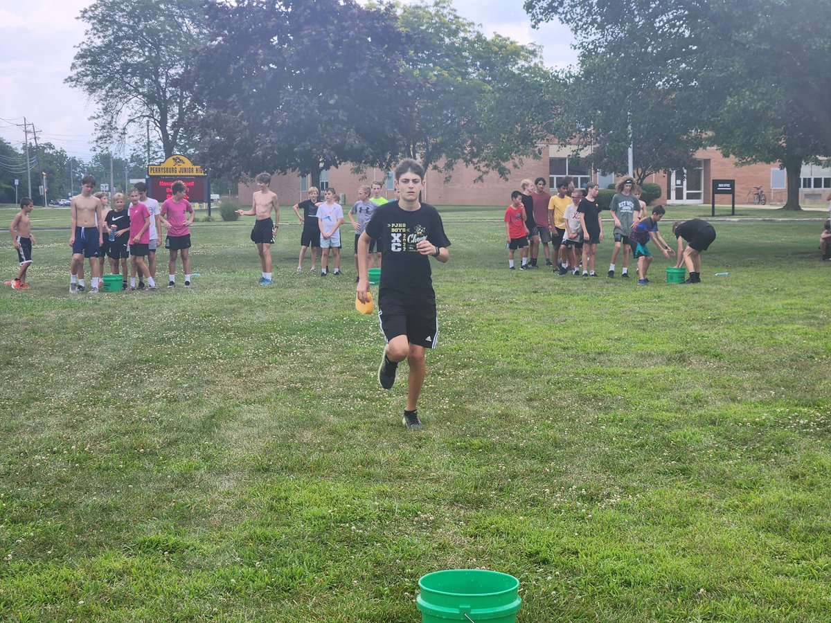 runpjhs's tweet photo. The Sponge Relay 🧽  🏃‍♂️ to wrap up week #2. https://t.co/A97RU1UqiH