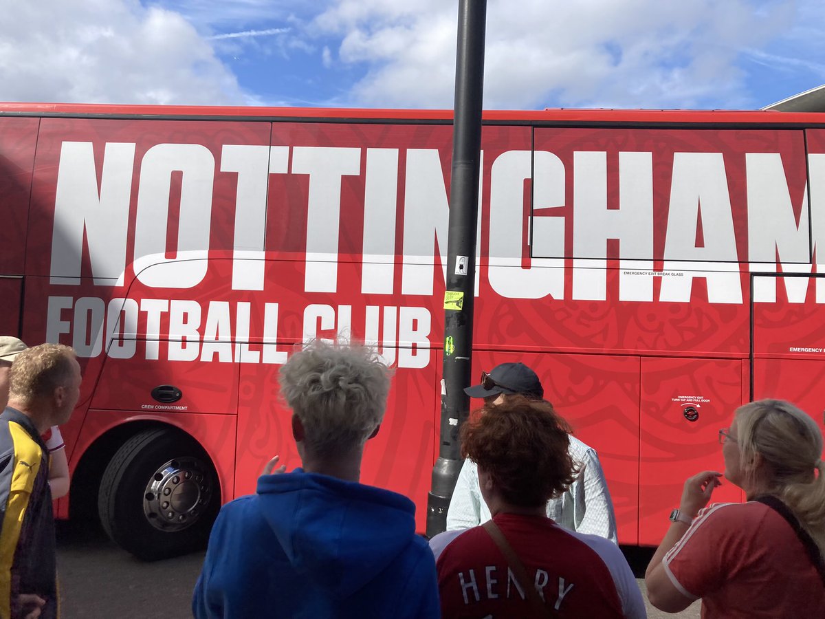 ArseCannonPics's tweet photo. To the left of that pole is what the players on this bus left the Emirates with today 😜

#afc #Gooners #Arsenal #COYG #ARSFOR #Nottin #SorryNotSorry https://t.co/3ngLEX14SD