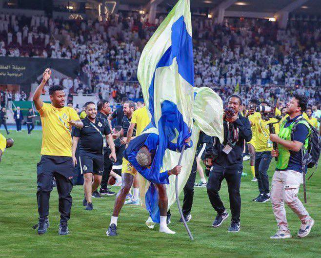 OMAR20096666's tweet photo. #النصر_الهلال

تاليسكا غرس العلم ودعس حتى الألم !! https://t.co/9WIbmugGT1