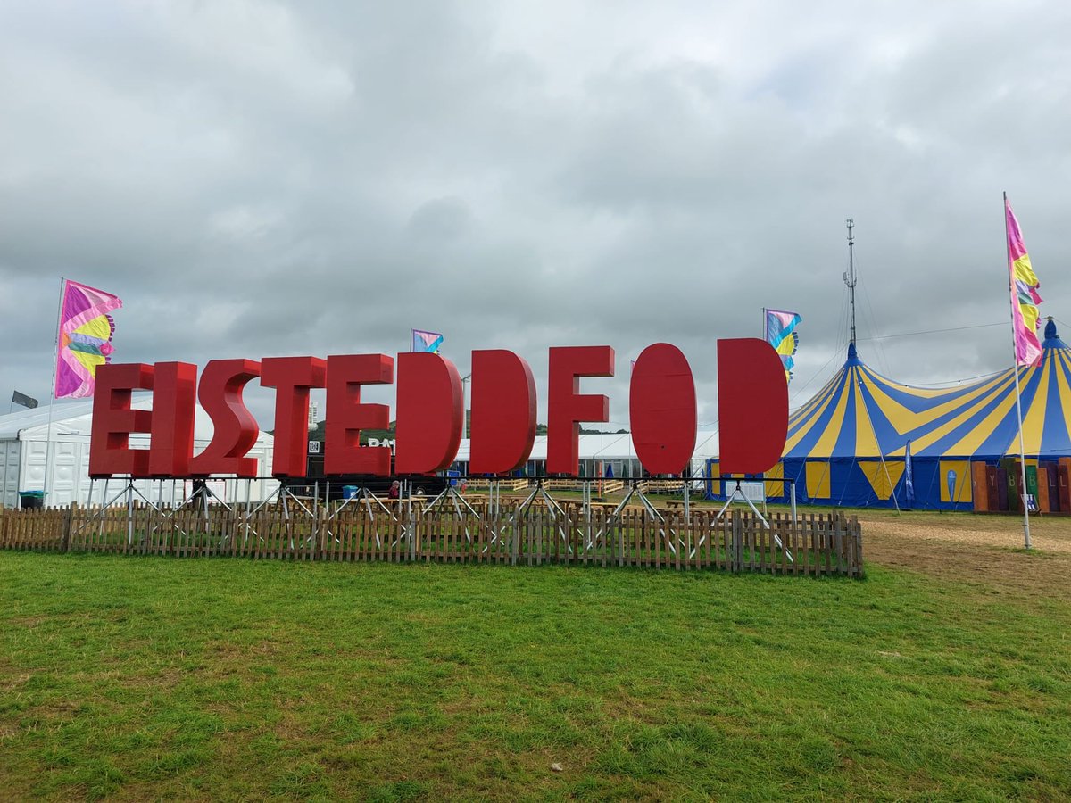 owen_garry's tweet photo. Yn @eisteddfod llongyfarchiadau mawr #ruthjen am ennill gwobr Josef Herman Dewis y Bobl yn @yllecelf
Pleser oedd cael arwain y seremoni gyda @JHAFCymru https://t.co/2LCU0WfhCZ